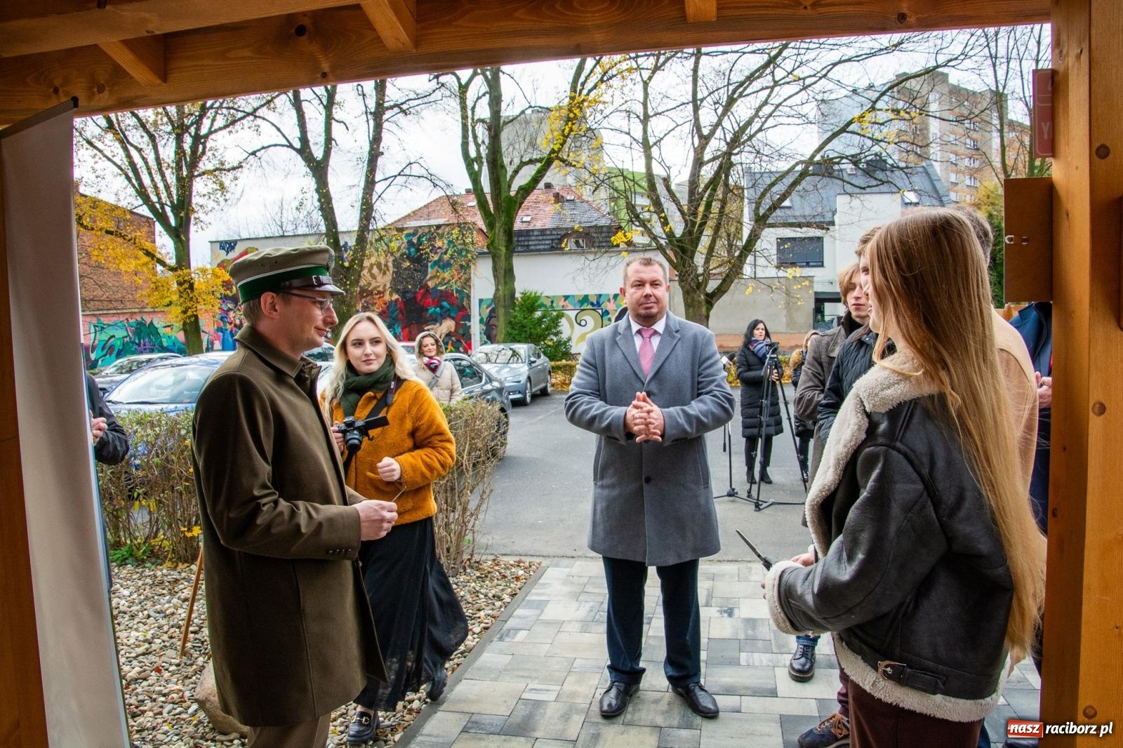 Zdjęcie w galerii na portalu naszraciborz.pl: II LO ma drewnianą altanę do lekcji w plenerze wiadomości z regionu