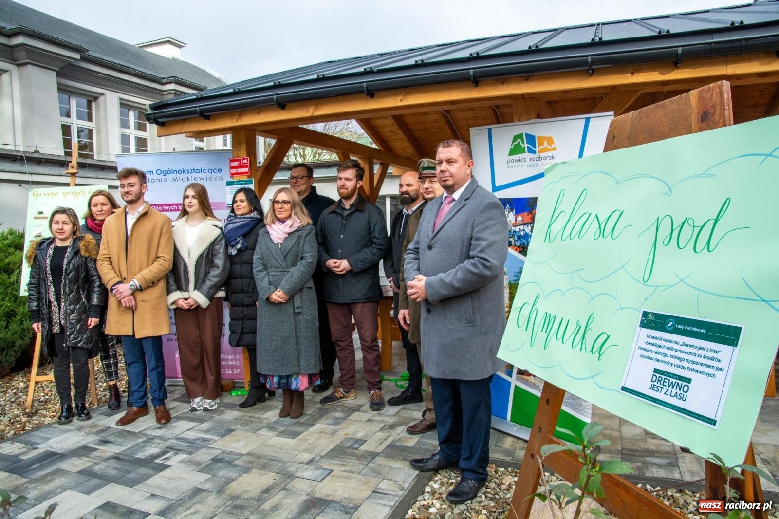 Zdjęcie w galerii na portalu naszraciborz.pl: II LO ma drewnianą altanę do lekcji w plenerze wiadomości z regionu