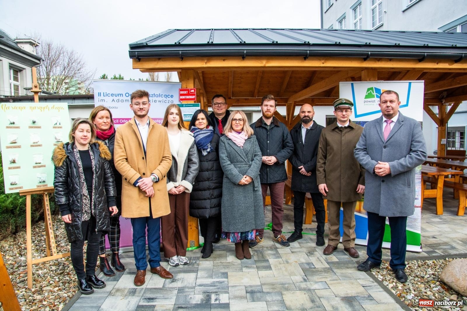 Zdjęcie w galerii na portalu naszraciborz.pl: II LO ma drewnianą altanę do lekcji w plenerze wiadomości z regionu