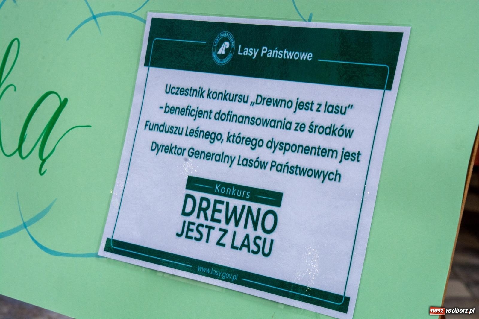 Zdjęcie w galerii na portalu naszraciborz.pl: II LO ma drewnianą altanę do lekcji w plenerze wiadomości z regionu