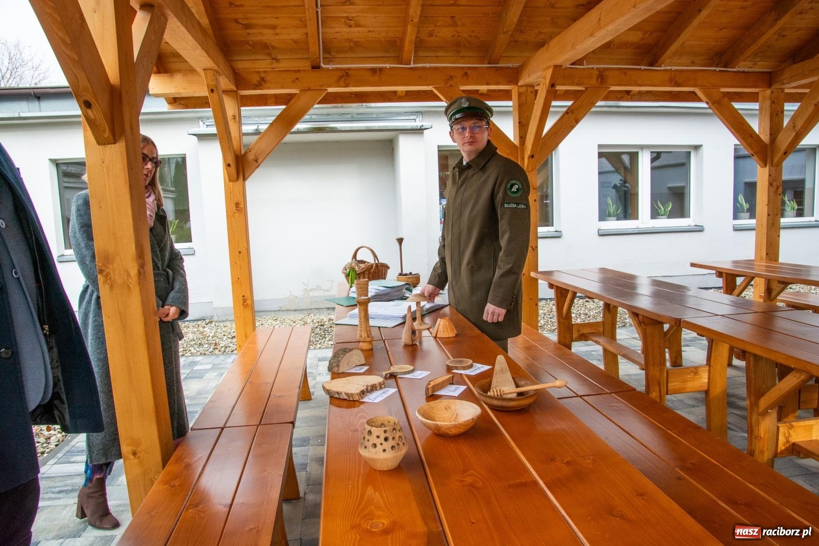 Zdjęcie w galerii na portalu naszraciborz.pl: II LO ma drewnianą altanę do lekcji w plenerze wiadomości z regionu