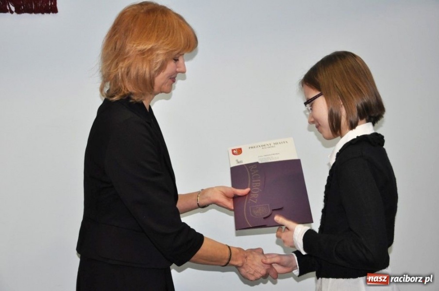 Zdjęcie w galerii na portalu naszraciborz.pl: Miejska premia za dobrą średnią wiadomości z regionu