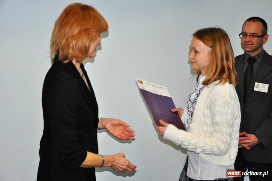 Zdjęcie w galerii na portalu naszraciborz.pl: Miejska premia za dobrą średnią wiadomości z regionu