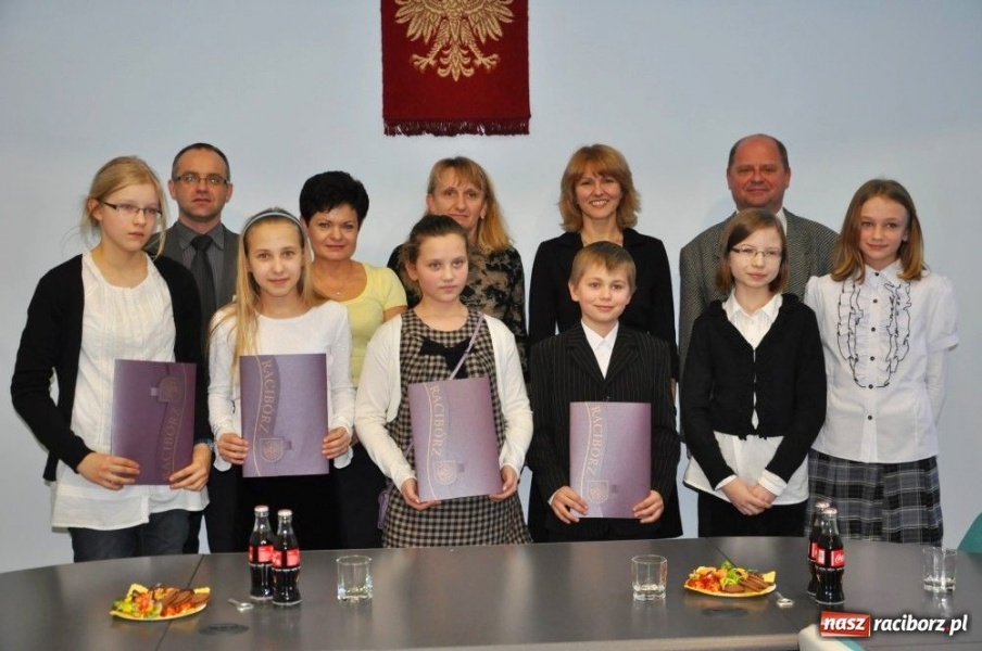 Zdjęcie w galerii na portalu naszraciborz.pl: Miejska premia za dobrą średnią wiadomości z regionu