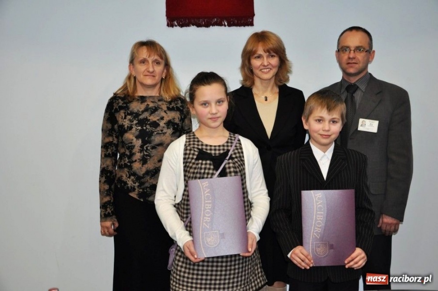 Zdjęcie w galerii na portalu naszraciborz.pl: Miejska premia za dobrą średnią wiadomości z regionu