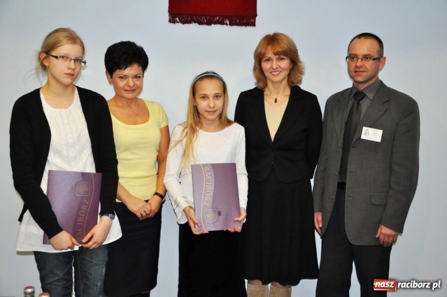 Zdjęcie w galerii na portalu naszraciborz.pl: Miejska premia za dobrą średnią wiadomości z regionu