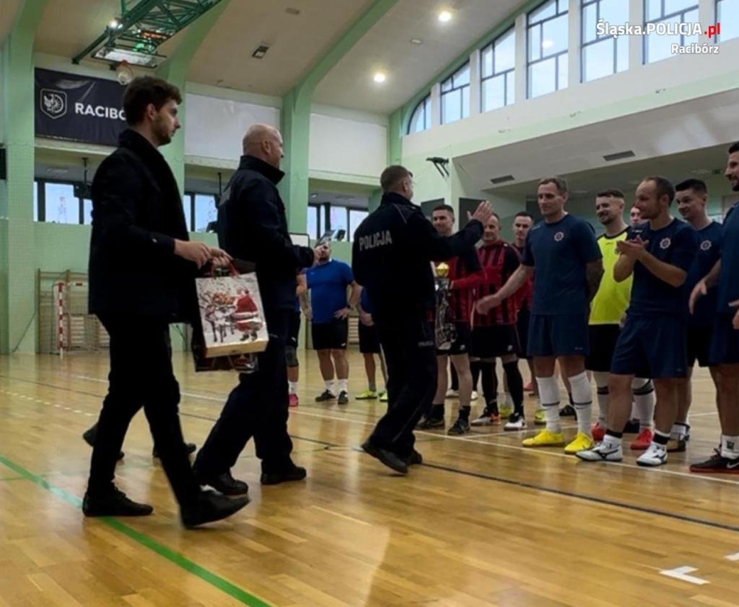 Zdjęcie w galerii na portalu naszraciborz.pl: Mundurowi walczyli o puchar komendanta raciborskiej policji wiadomości z regionu