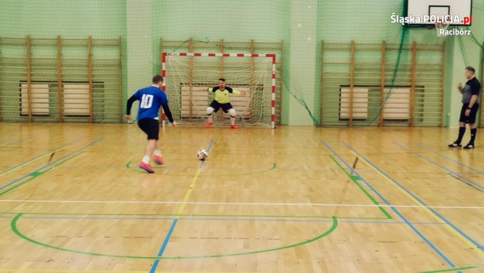 Zdjęcie w galerii na portalu naszraciborz.pl: Mundurowi walczyli o puchar komendanta raciborskiej policji wiadomości z regionu