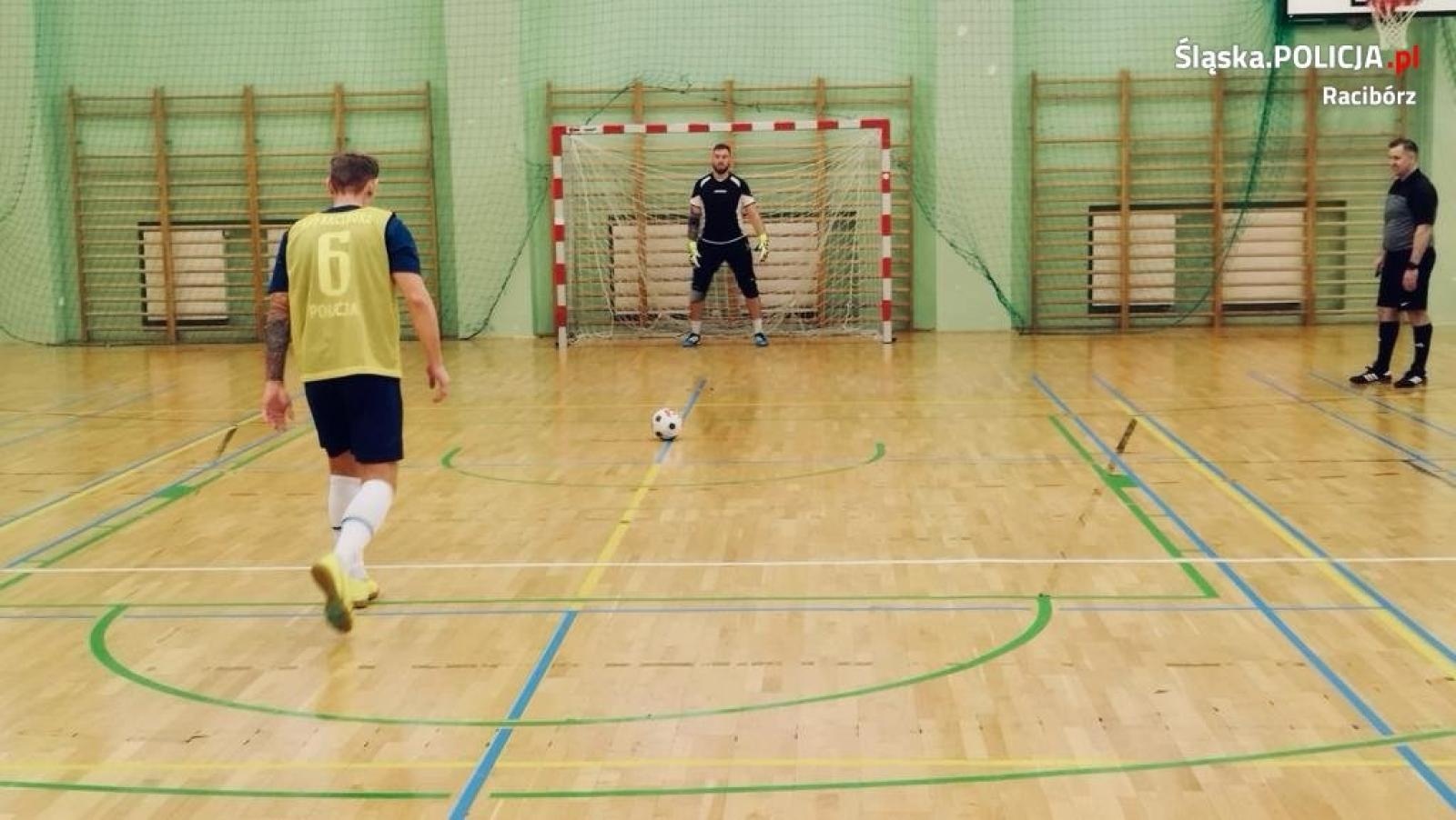 Zdjęcie w galerii na portalu naszraciborz.pl: Mundurowi walczyli o puchar komendanta raciborskiej policji wiadomości z regionu