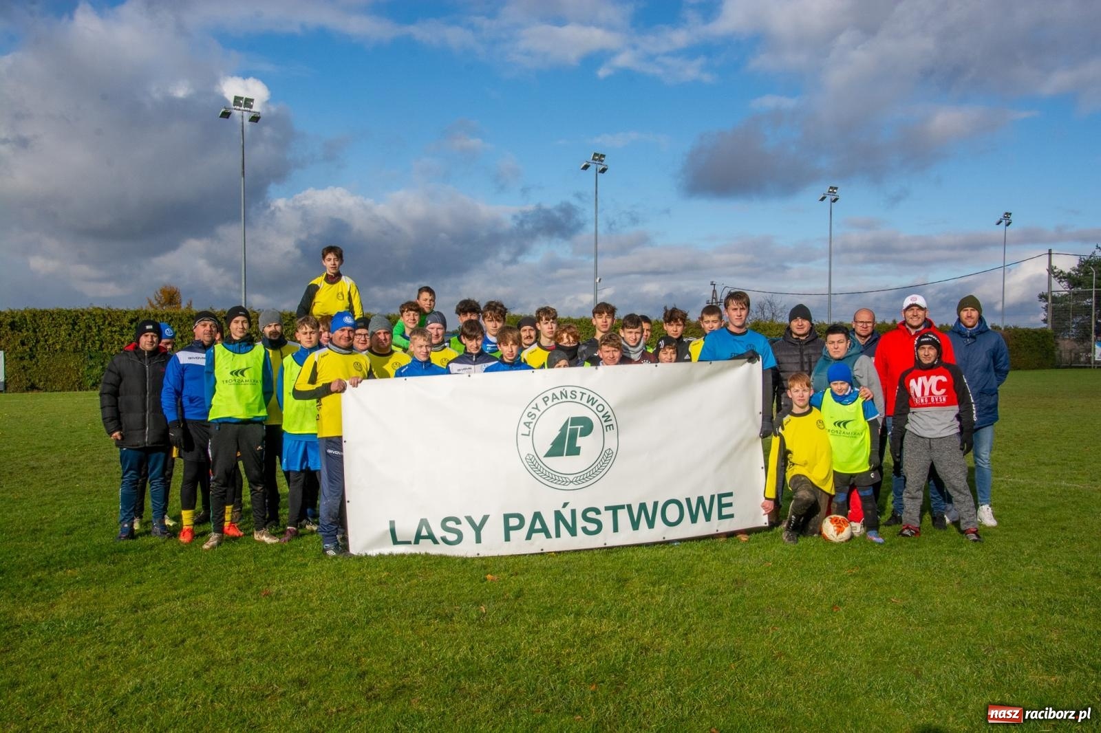 Zdjęcie w galerii na portalu naszraciborz.pl: Sportowe zakończenie sezonu w Markowicach z Lasami Państwowymi wiadomości z regionu