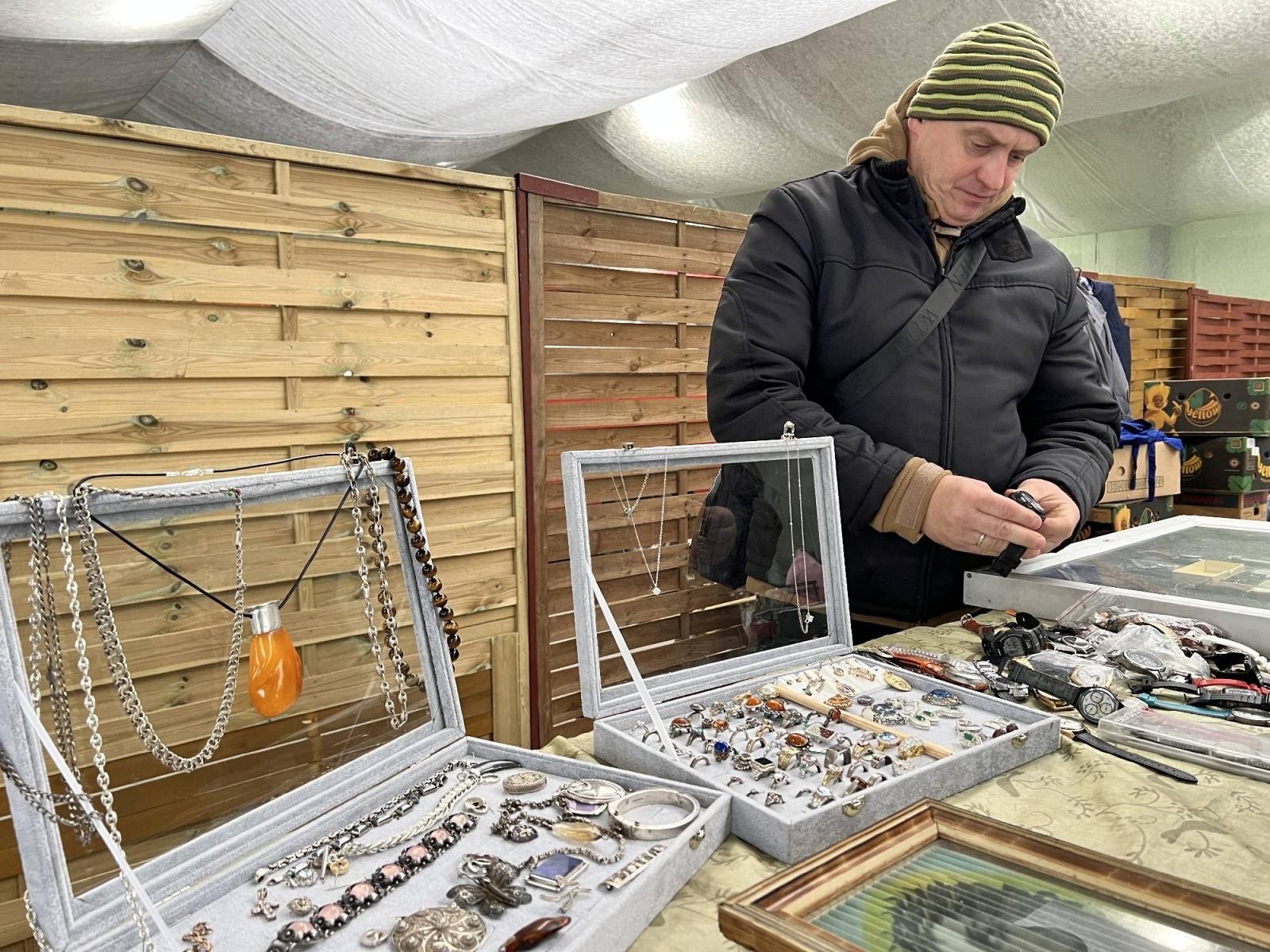 Zdjęcie w galerii na portalu naszraciborz.pl: Pietrowickiemu targowi staroci brakuje miejsca pod dachem wiadomości z regionu