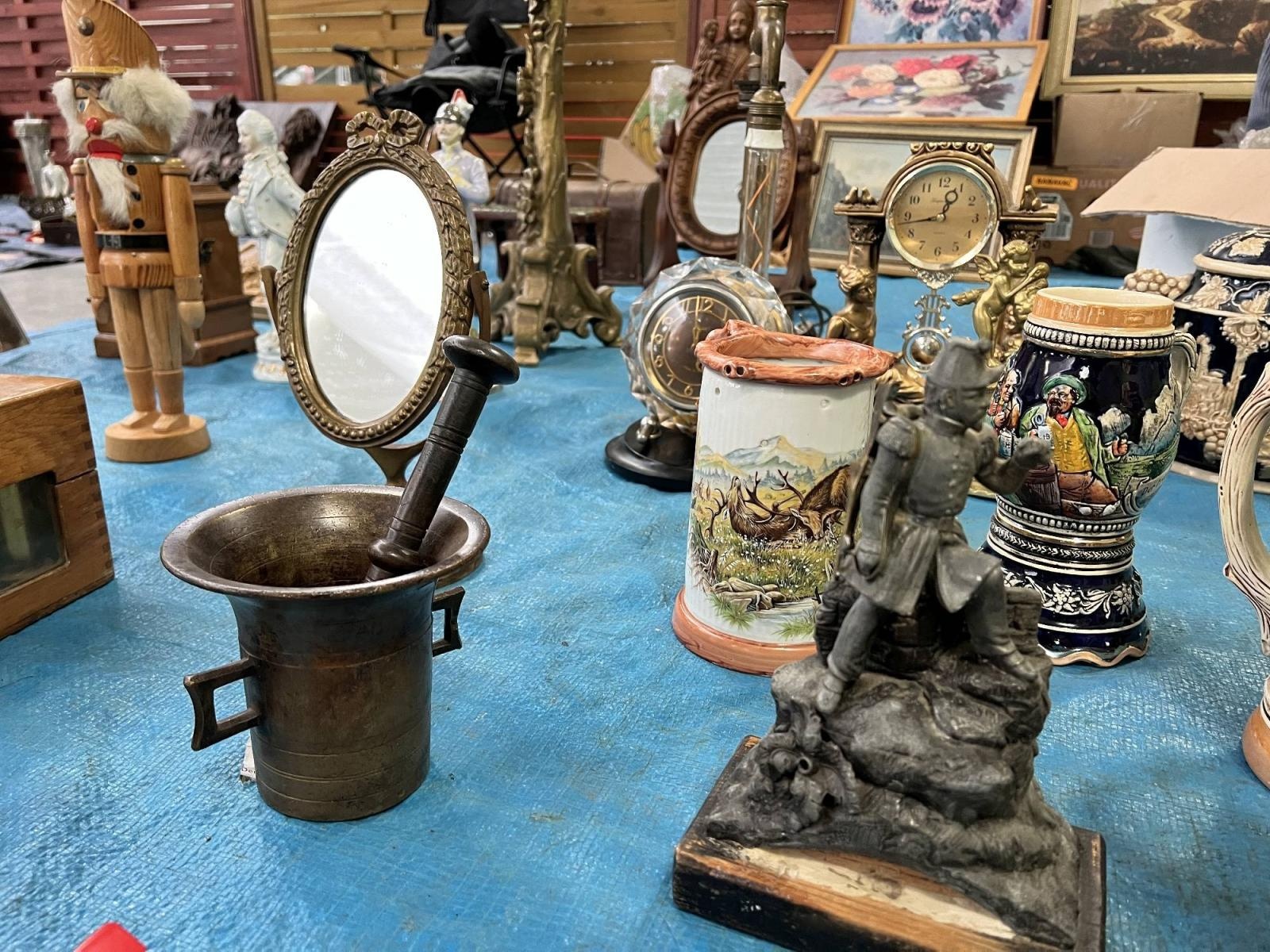 Zdjęcie w galerii na portalu naszraciborz.pl: Pietrowickiemu targowi staroci brakuje miejsca pod dachem wiadomości z regionu