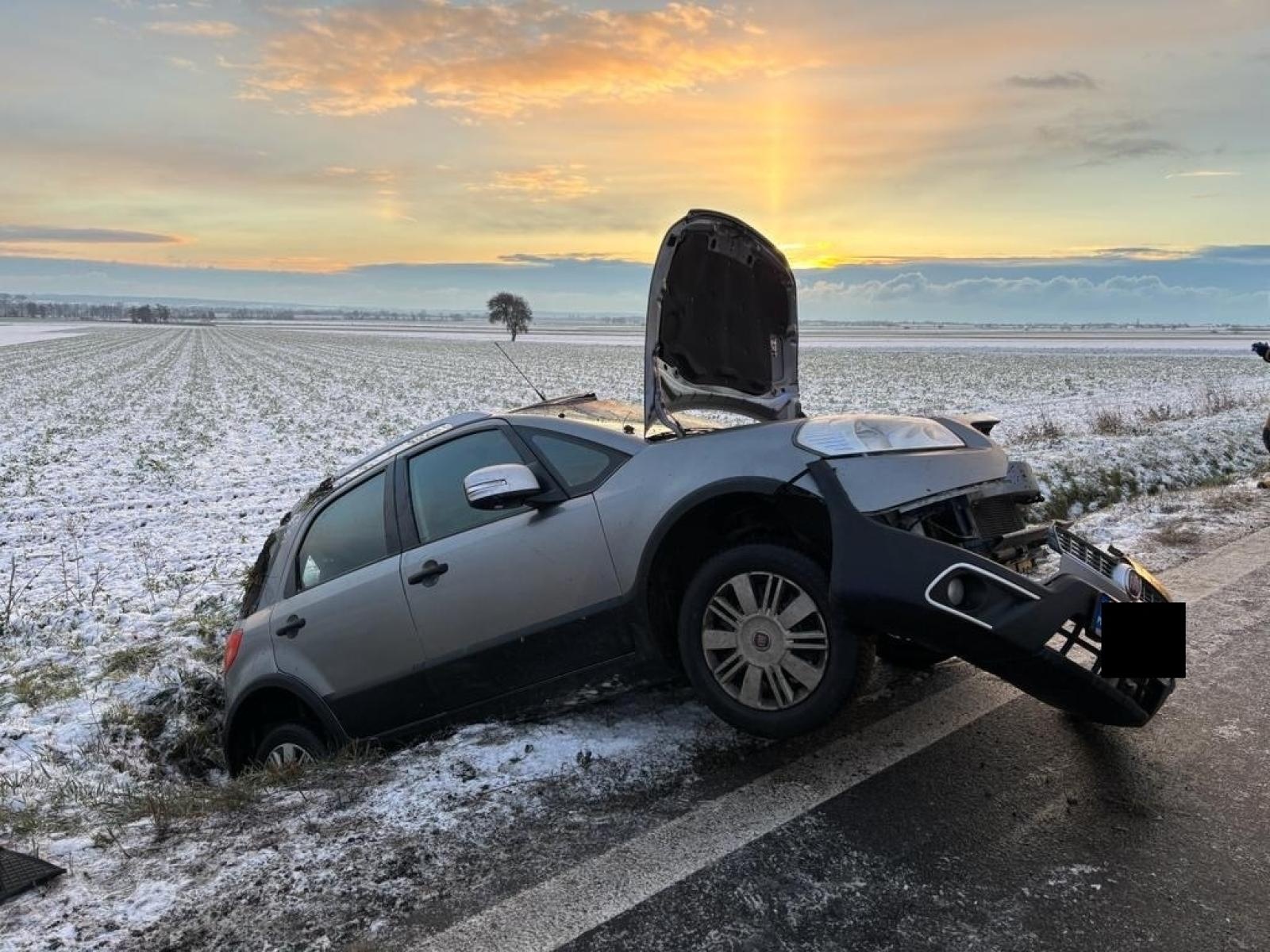 Zdjęcie w galerii na portalu naszraciborz.pl: Zdarzenie drogowe na Hulczyńskiej. Fiat wypadł z drogi wiadomości z regionu