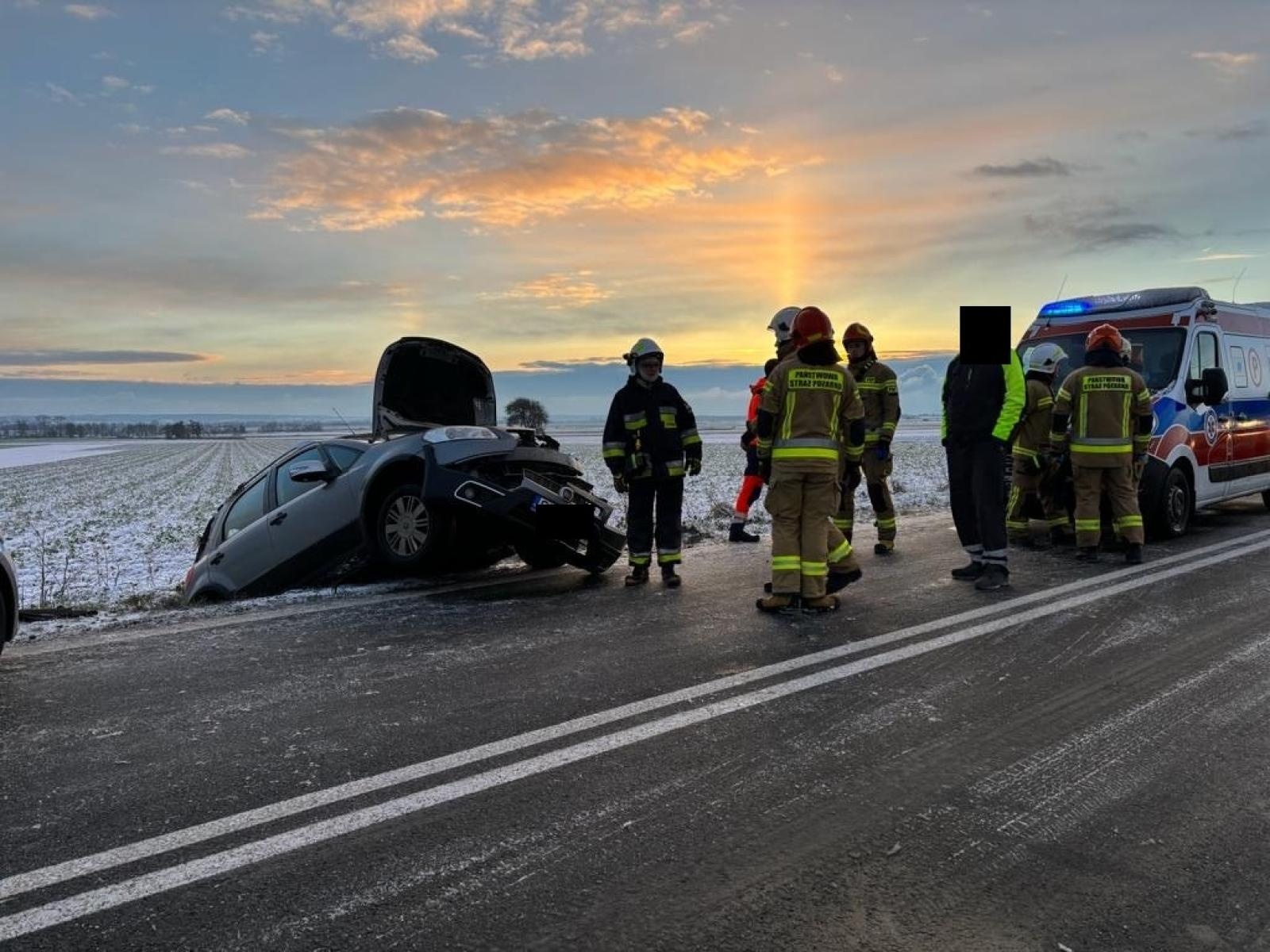 Zdjęcie w galerii na portalu naszraciborz.pl: Zdarzenie drogowe na Hulczyńskiej. Fiat wypadł z drogi wiadomości z regionu