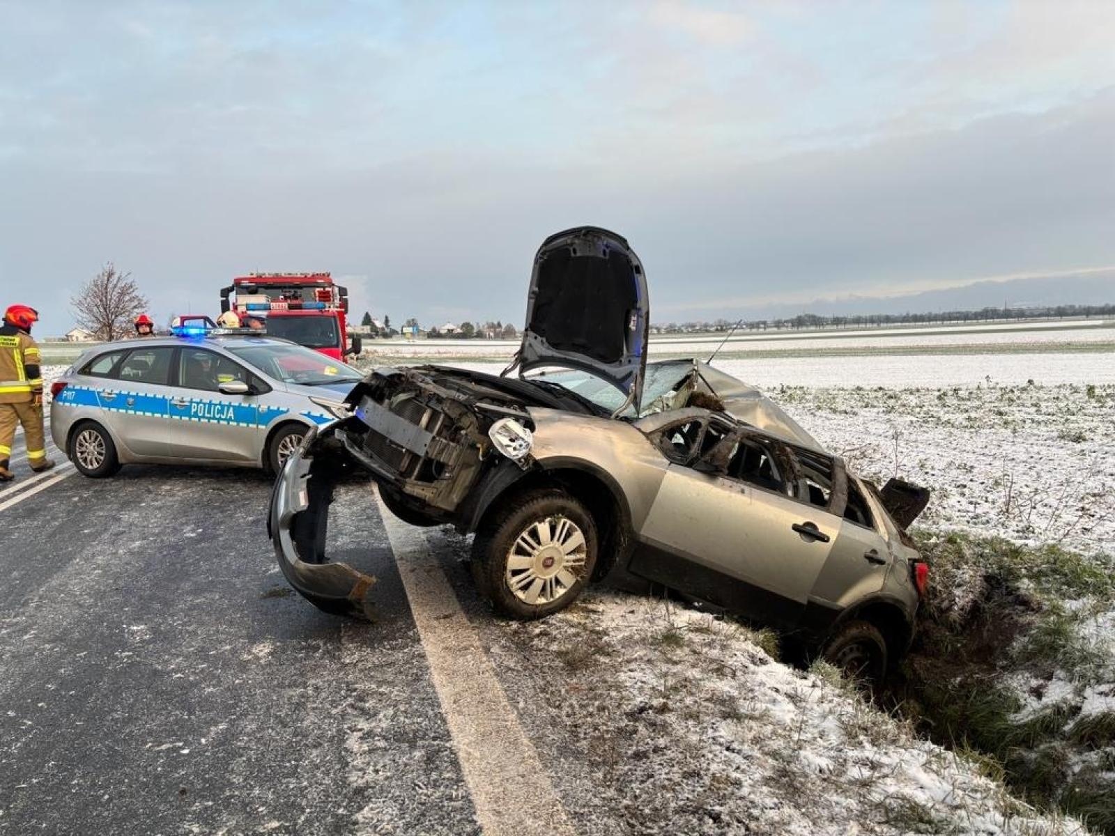 Zdjęcie w galerii na portalu naszraciborz.pl: Zdarzenie drogowe na Hulczyńskiej. Fiat wypadł z drogi wiadomości z regionu