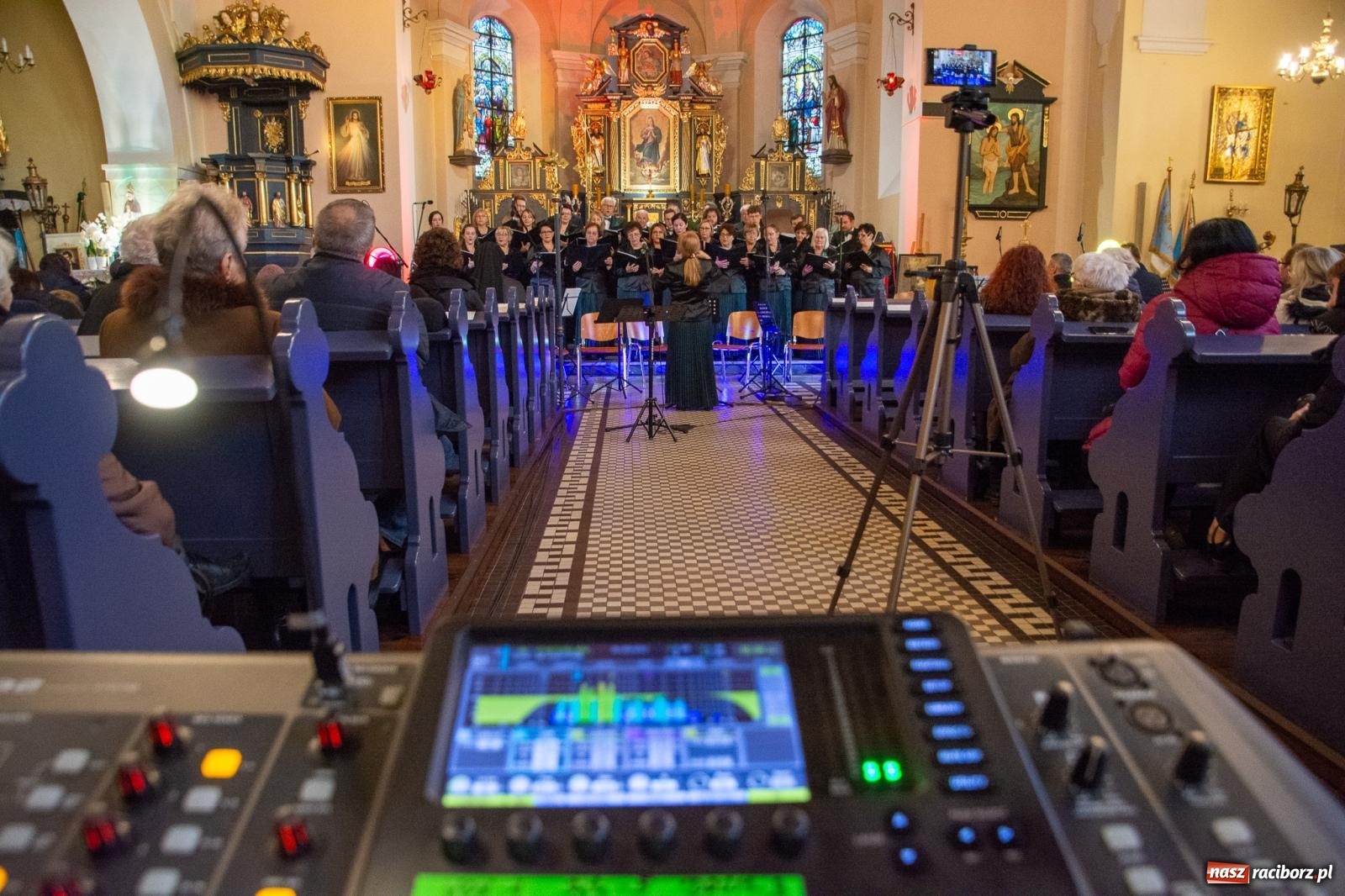 Zdjęcie w galerii na portalu naszraciborz.pl: Magnificat Vivaldiego zabrzmiało w brzeskim kościele na 40-lecie miejscowego chóru wiadomości z regionu