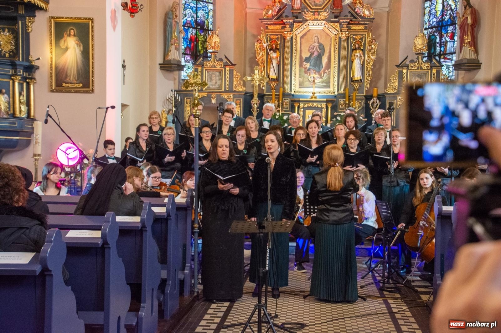 Zdjęcie w galerii na portalu naszraciborz.pl: Magnificat Vivaldiego zabrzmiało w brzeskim kościele na 40-lecie miejscowego chóru wiadomości z regionu