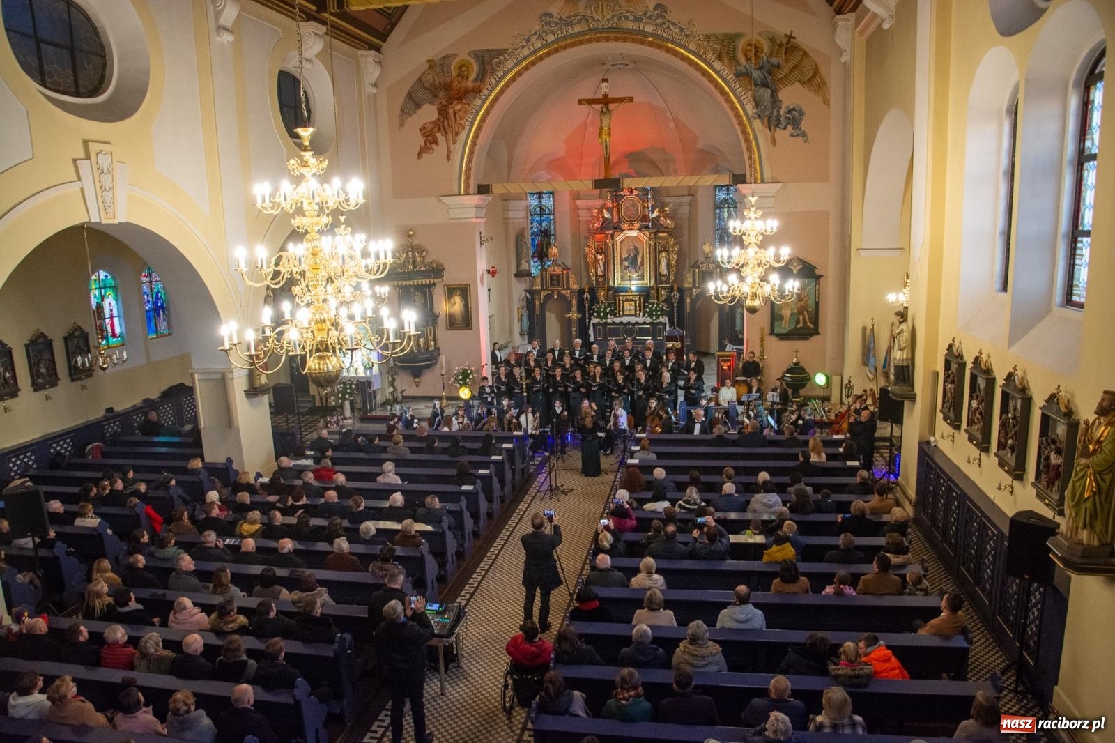 Zdjęcie w galerii na portalu naszraciborz.pl: Magnificat Vivaldiego zabrzmiało w brzeskim kościele na 40-lecie miejscowego chóru wiadomości z regionu