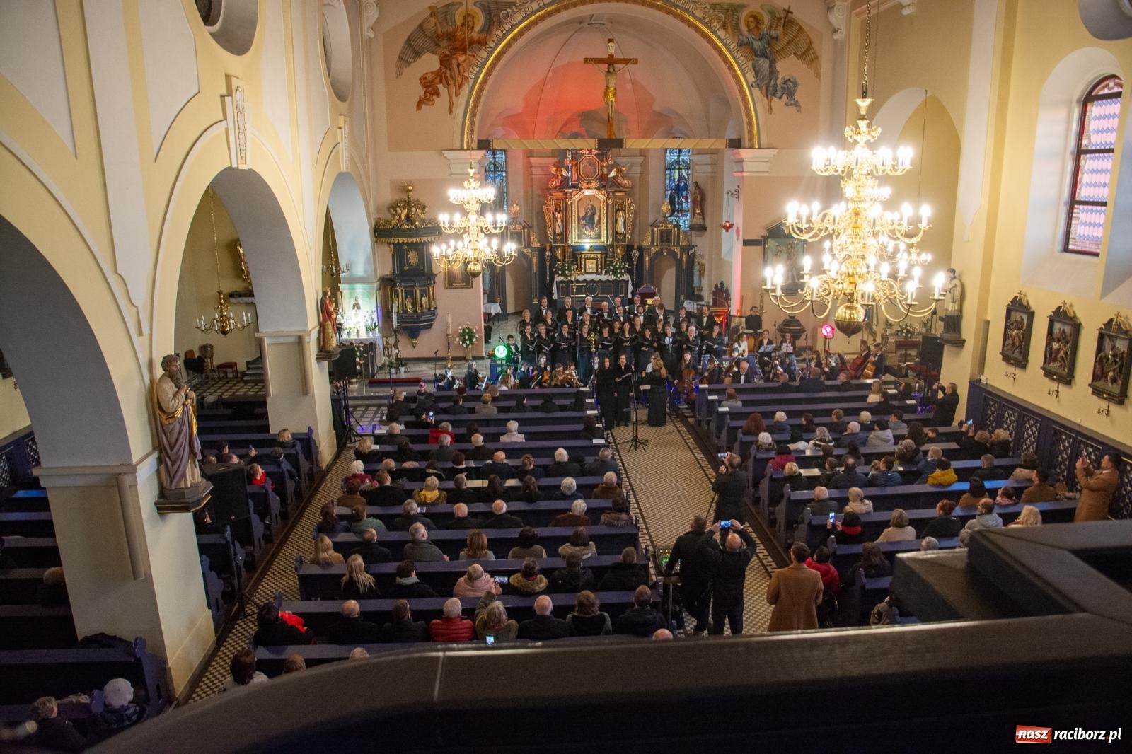 Zdjęcie w galerii na portalu naszraciborz.pl: Magnificat Vivaldiego zabrzmiało w brzeskim kościele na 40-lecie miejscowego chóru wiadomości z regionu