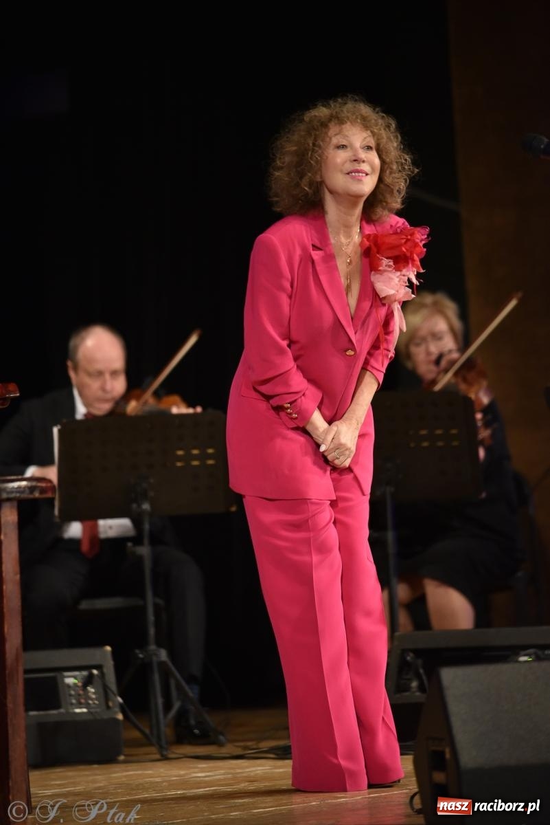 Zdjęcie w galerii na portalu naszraciborz.pl: Alicja Majewska na scenie RCK. Zaśpiewała piosenki Korcza i Andrusa wiadomości z regionu