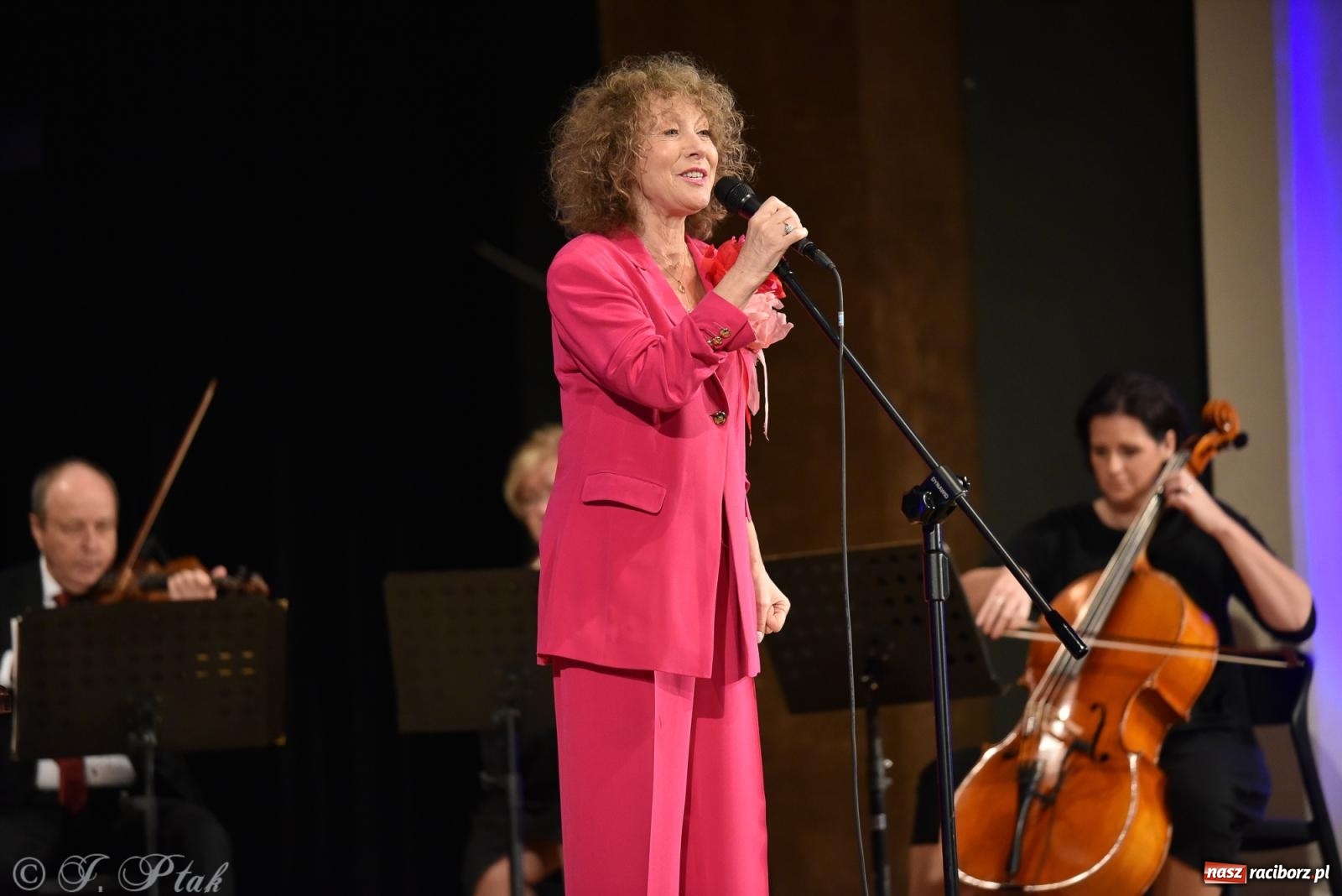 Zdjęcie w galerii na portalu naszraciborz.pl: Alicja Majewska na scenie RCK. Zaśpiewała piosenki Korcza i Andrusa wiadomości z regionu