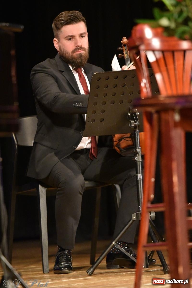 Zdjęcie w galerii na portalu naszraciborz.pl: Alicja Majewska na scenie RCK. Zaśpiewała piosenki Korcza i Andrusa wiadomości z regionu