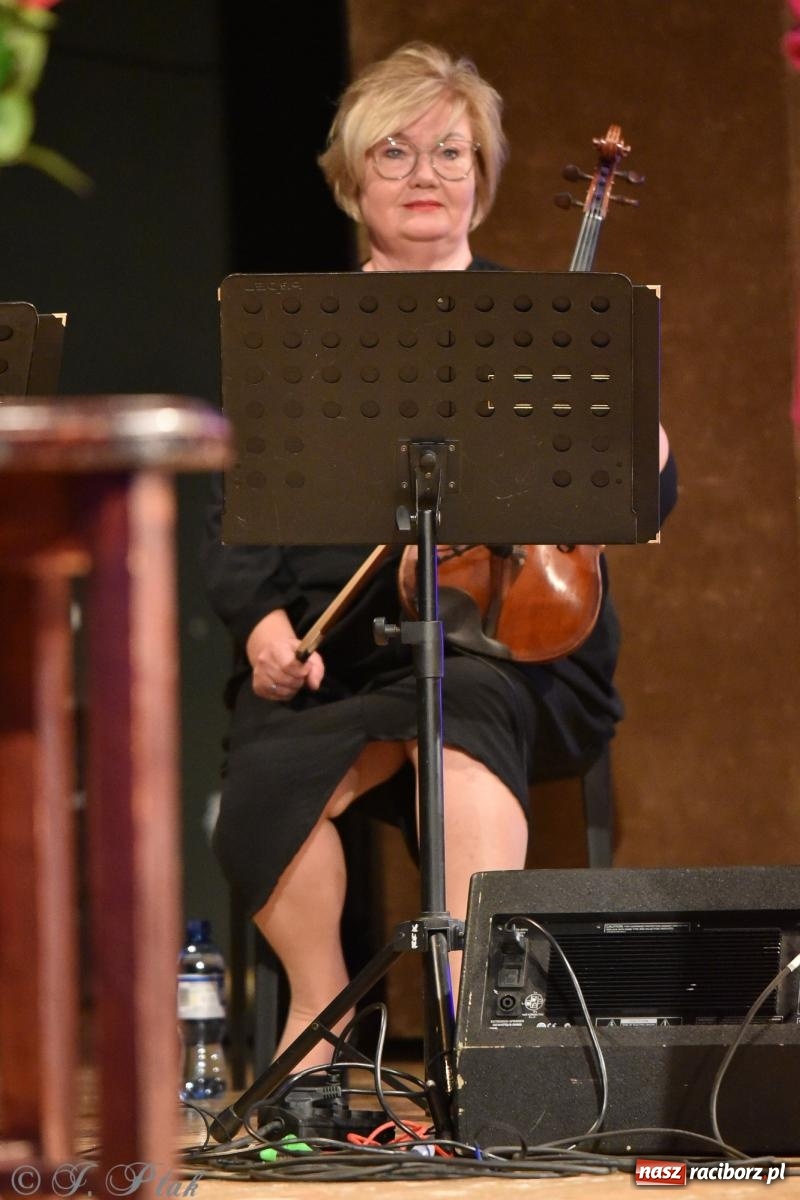 Zdjęcie w galerii na portalu naszraciborz.pl: Alicja Majewska na scenie RCK. Zaśpiewała piosenki Korcza i Andrusa wiadomości z regionu