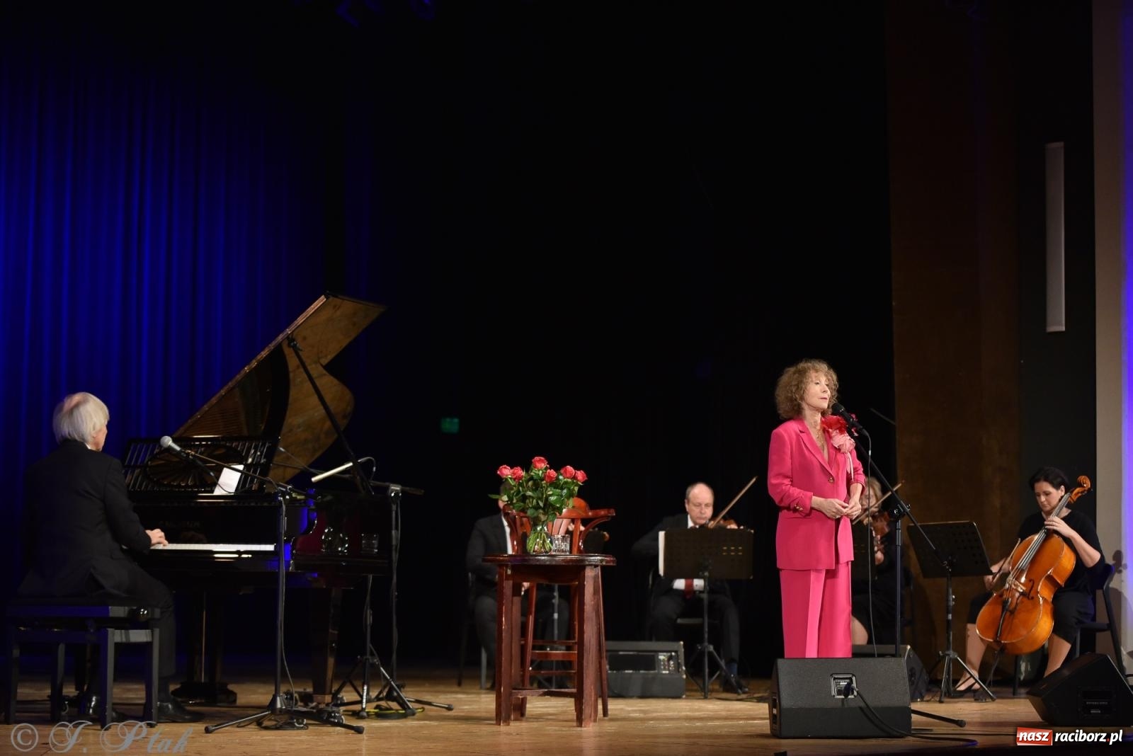 Zdjęcie w galerii na portalu naszraciborz.pl: Alicja Majewska na scenie RCK. Zaśpiewała piosenki Korcza i Andrusa wiadomości z regionu