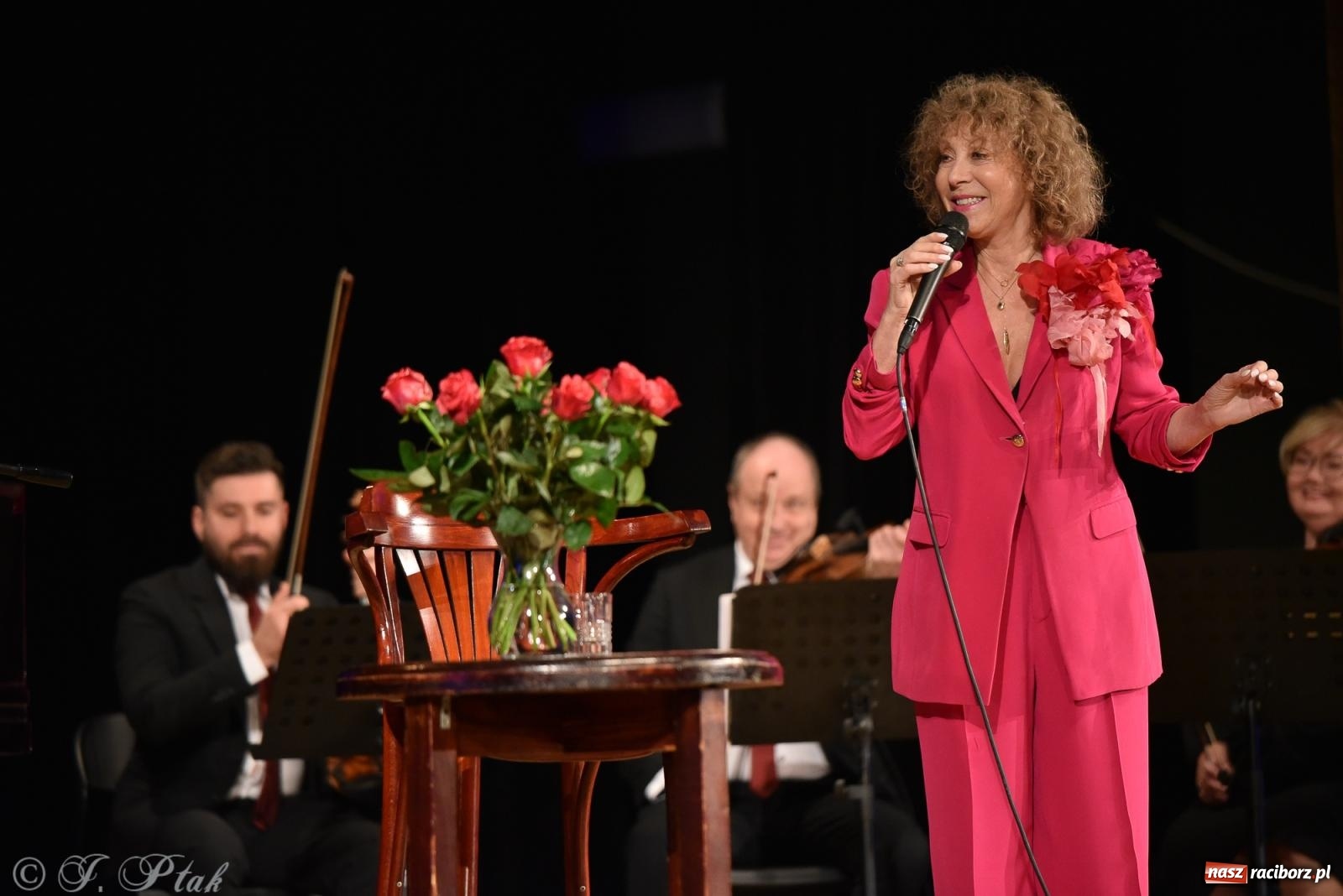 Zdjęcie w galerii na portalu naszraciborz.pl: Alicja Majewska na scenie RCK. Zaśpiewała piosenki Korcza i Andrusa wiadomości z regionu