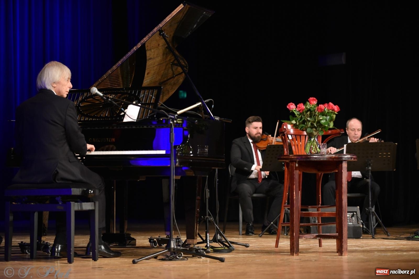 Zdjęcie w galerii na portalu naszraciborz.pl: Alicja Majewska na scenie RCK. Zaśpiewała piosenki Korcza i Andrusa wiadomości z regionu