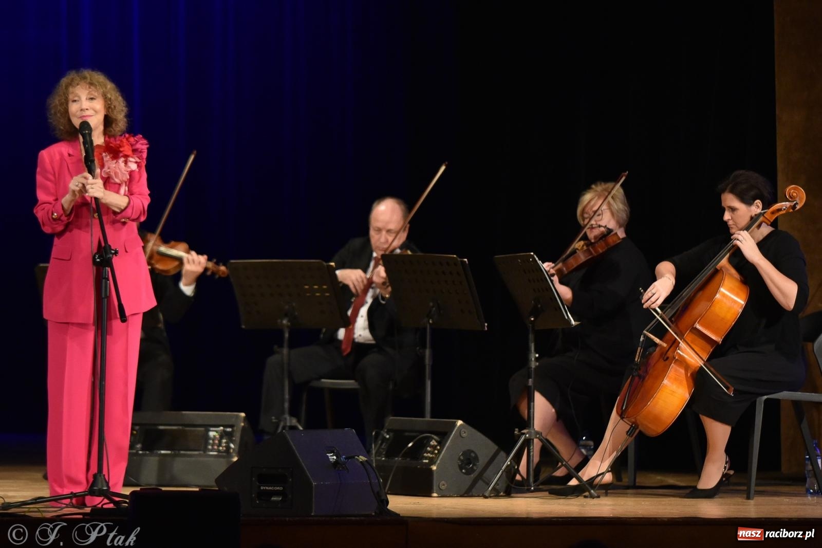 Zdjęcie w galerii na portalu naszraciborz.pl: Alicja Majewska na scenie RCK. Zaśpiewała piosenki Korcza i Andrusa wiadomości z regionu