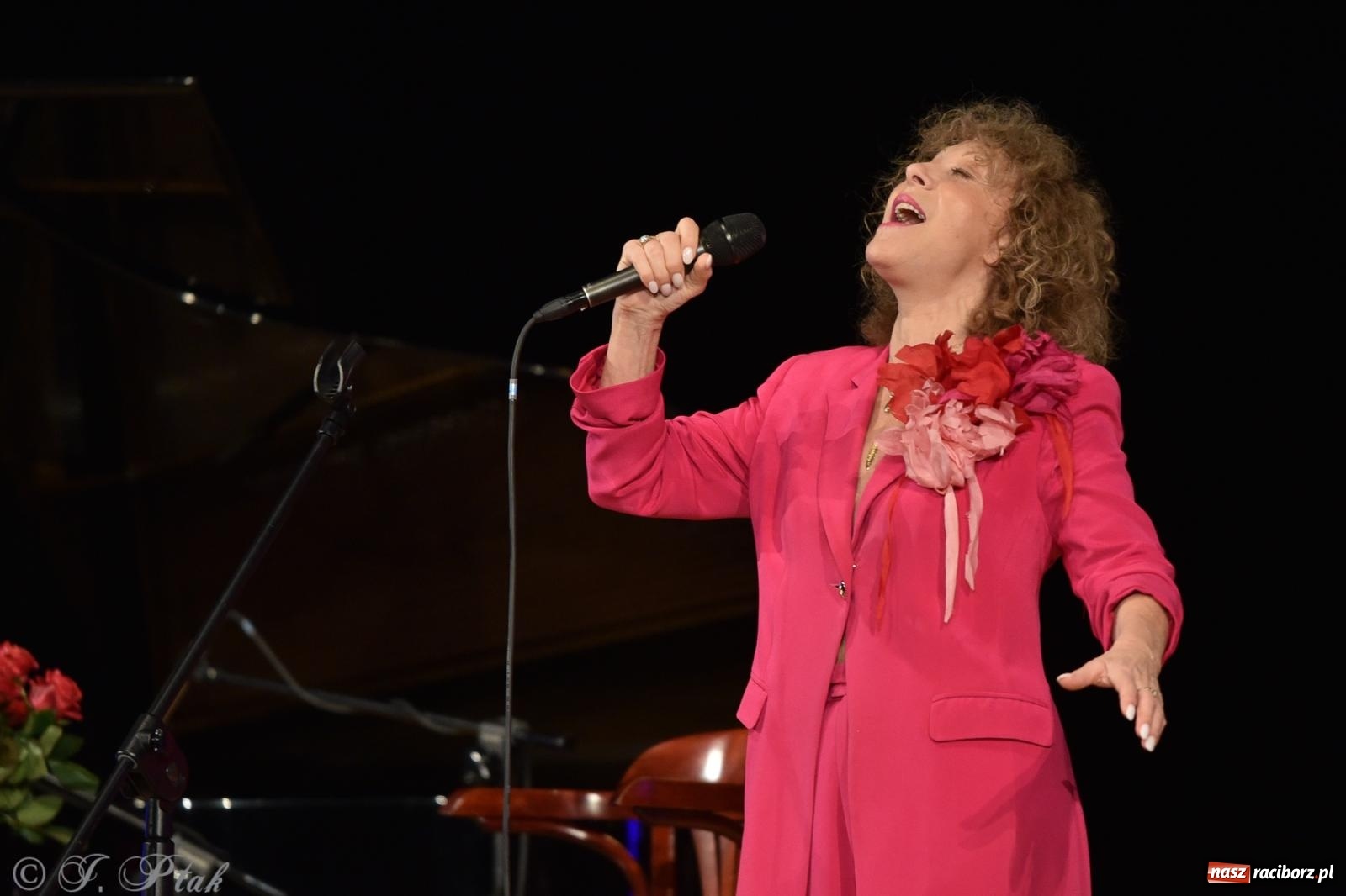 Zdjęcie w galerii na portalu naszraciborz.pl: Alicja Majewska na scenie RCK. Zaśpiewała piosenki Korcza i Andrusa wiadomości z regionu