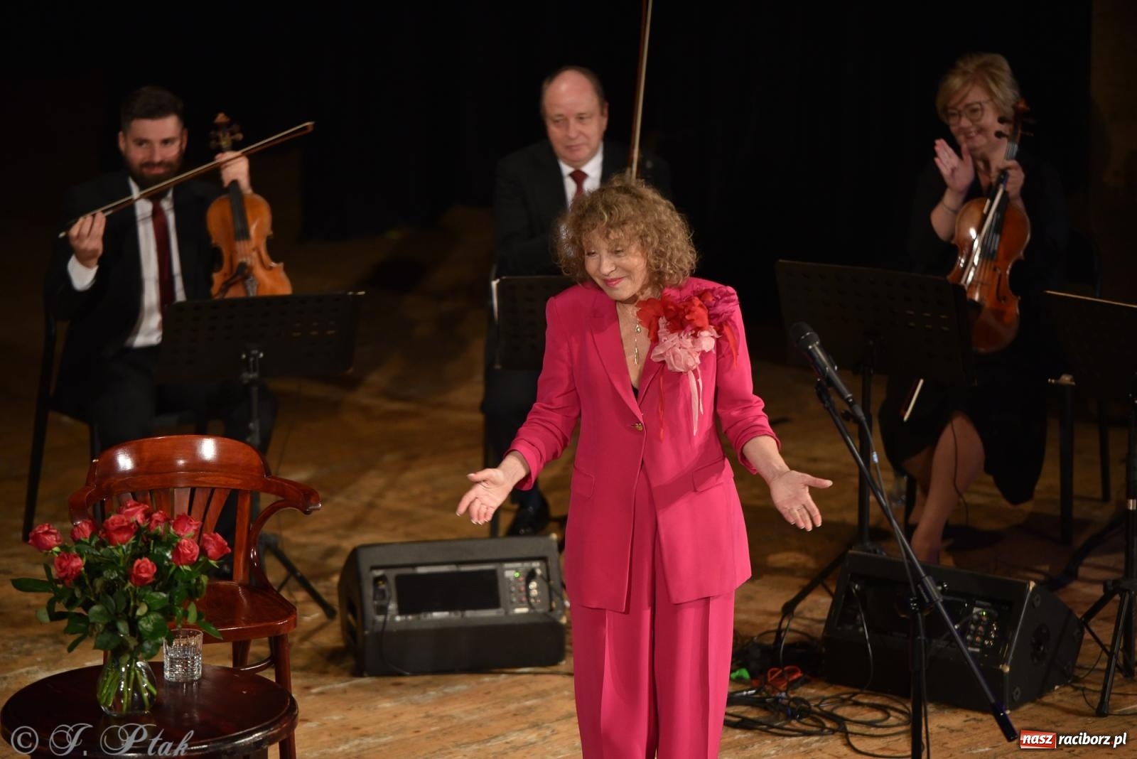 Zdjęcie w galerii na portalu naszraciborz.pl: Alicja Majewska na scenie RCK. Zaśpiewała piosenki Korcza i Andrusa wiadomości z regionu