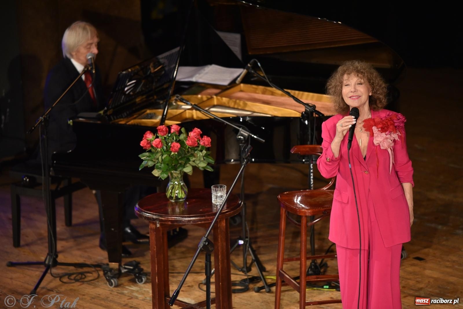 Zdjęcie w galerii na portalu naszraciborz.pl: Alicja Majewska na scenie RCK. Zaśpiewała piosenki Korcza i Andrusa wiadomości z regionu