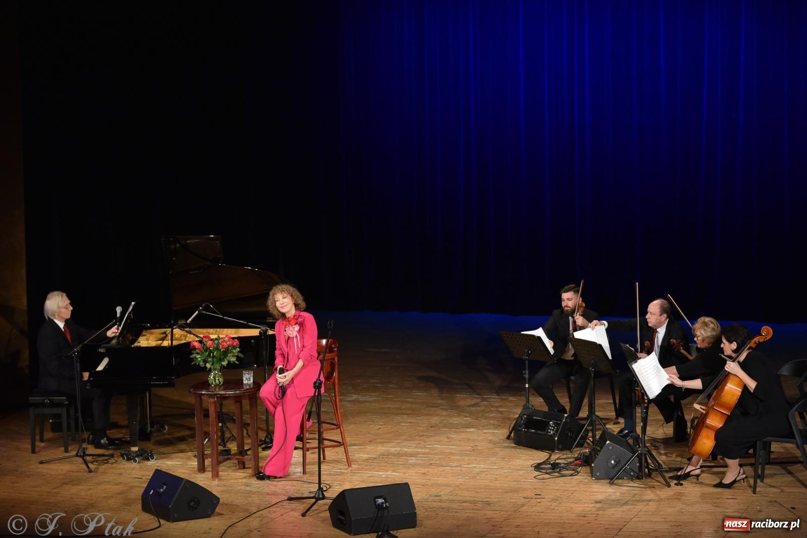 Zdjęcie w galerii na portalu naszraciborz.pl: Alicja Majewska na scenie RCK. Zaśpiewała piosenki Korcza i Andrusa wiadomości z regionu