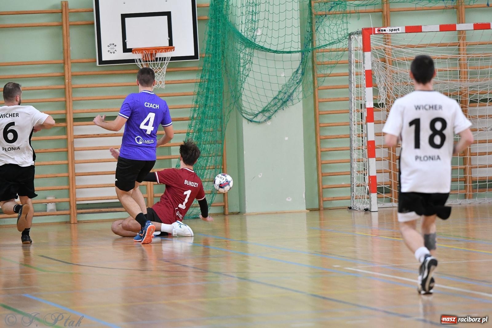 Zdjęcie w galerii na portalu naszraciborz.pl: Niedziela z futsalem [FOTO] wiadomości z regionu