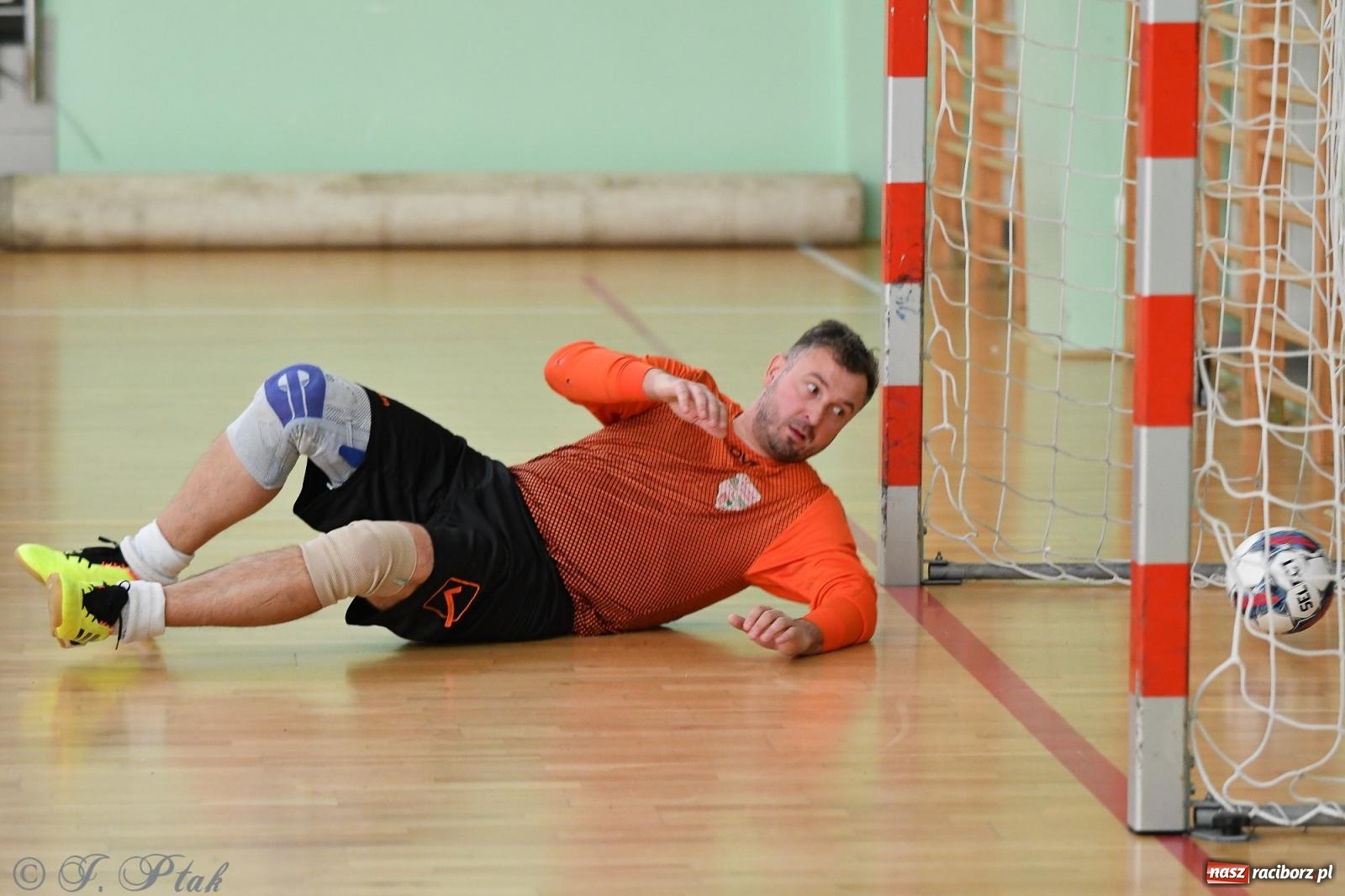 Zdjęcie w galerii na portalu naszraciborz.pl: Niedziela z futsalem [FOTO] wiadomości z regionu