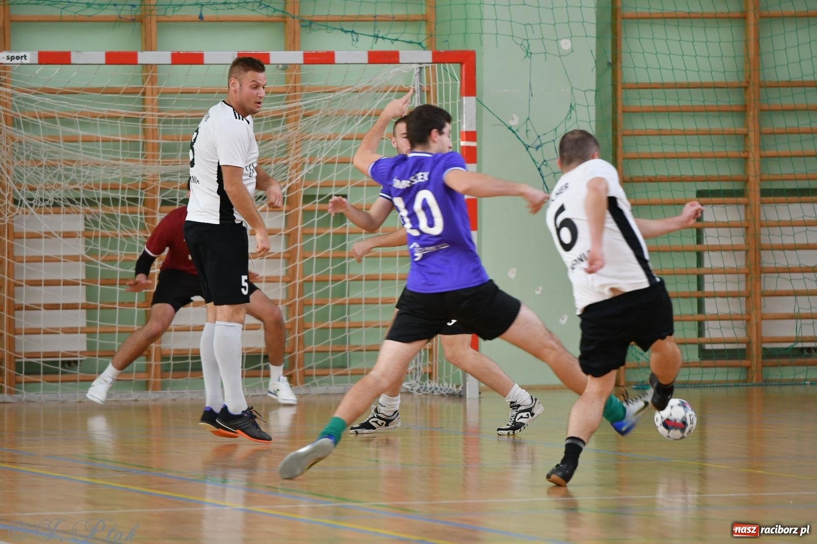 Zdjęcie w galerii na portalu naszraciborz.pl: Niedziela z futsalem [FOTO] wiadomości z regionu