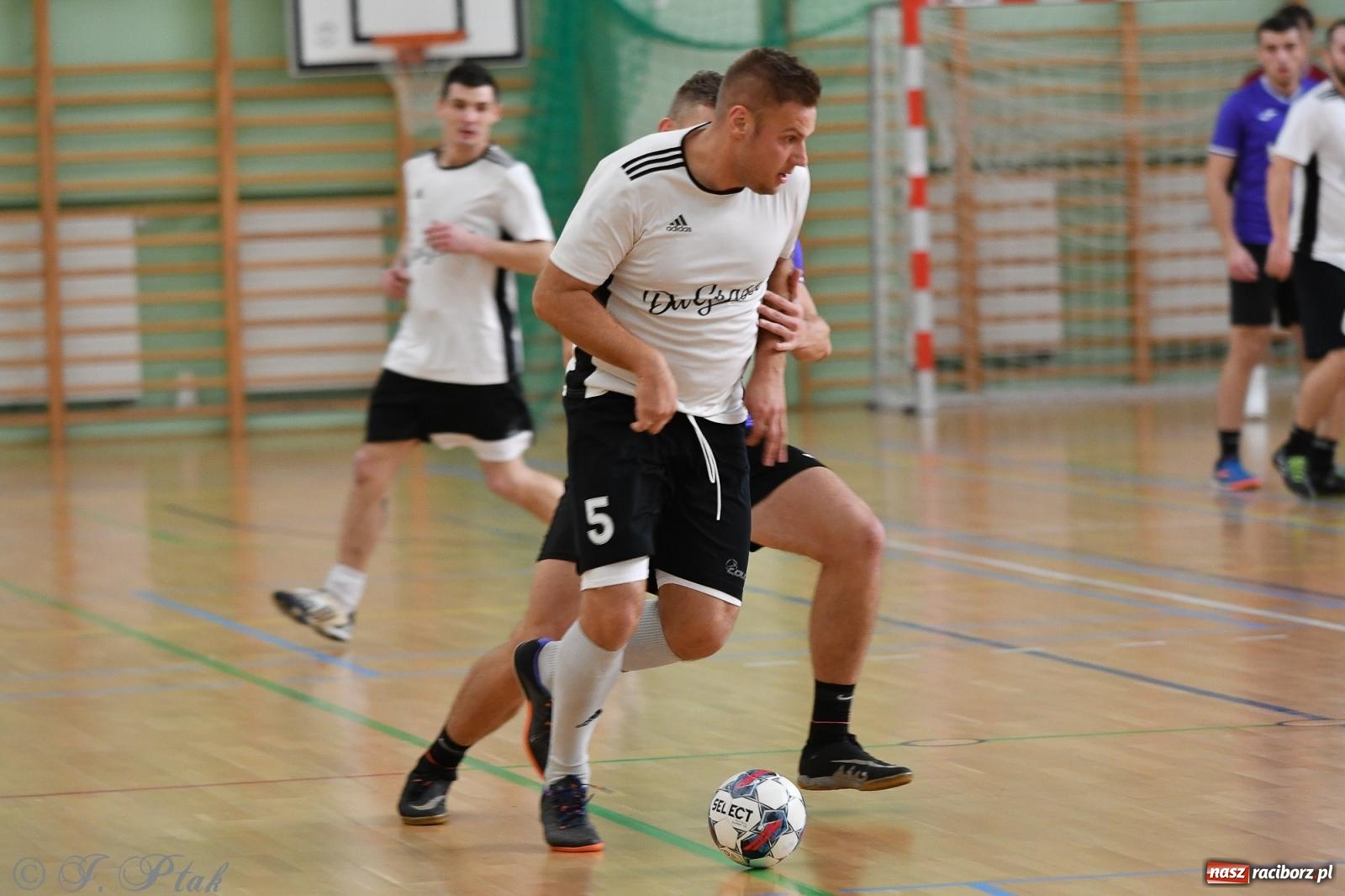 Zdjęcie w galerii na portalu naszraciborz.pl: Niedziela z futsalem [FOTO] wiadomości z regionu