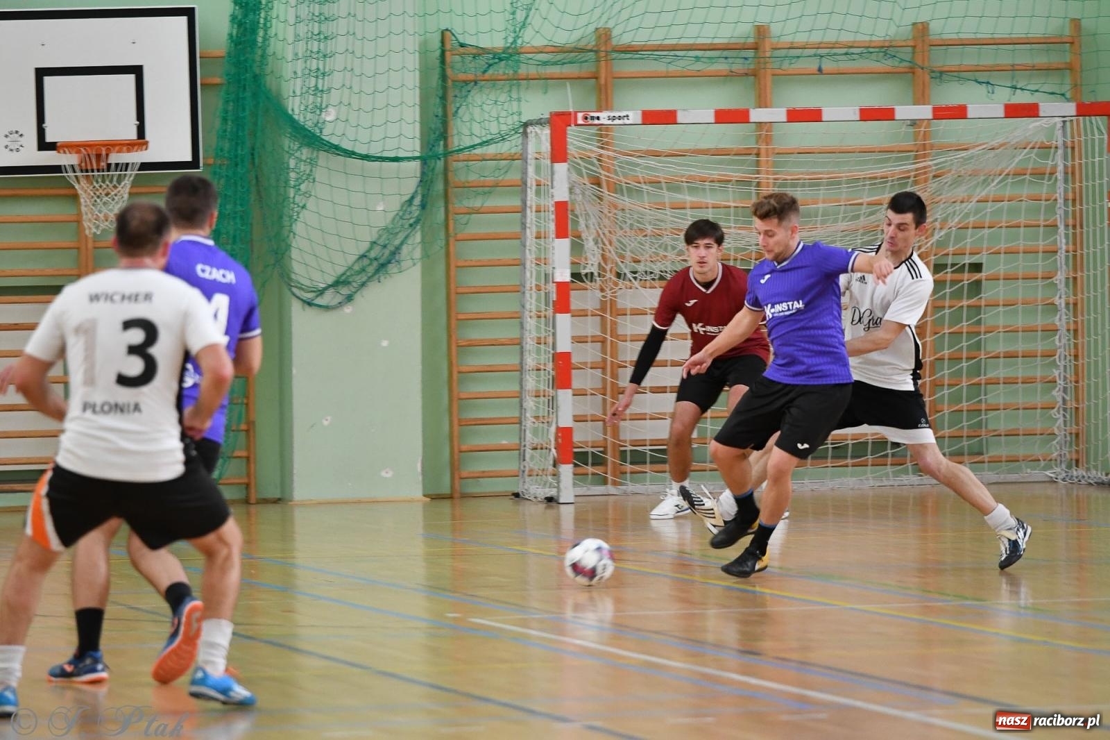 Zdjęcie w galerii na portalu naszraciborz.pl: Niedziela z futsalem [FOTO] wiadomości z regionu
