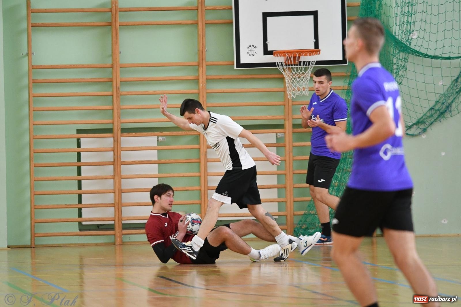 Zdjęcie w galerii na portalu naszraciborz.pl: Niedziela z futsalem [FOTO] wiadomości z regionu