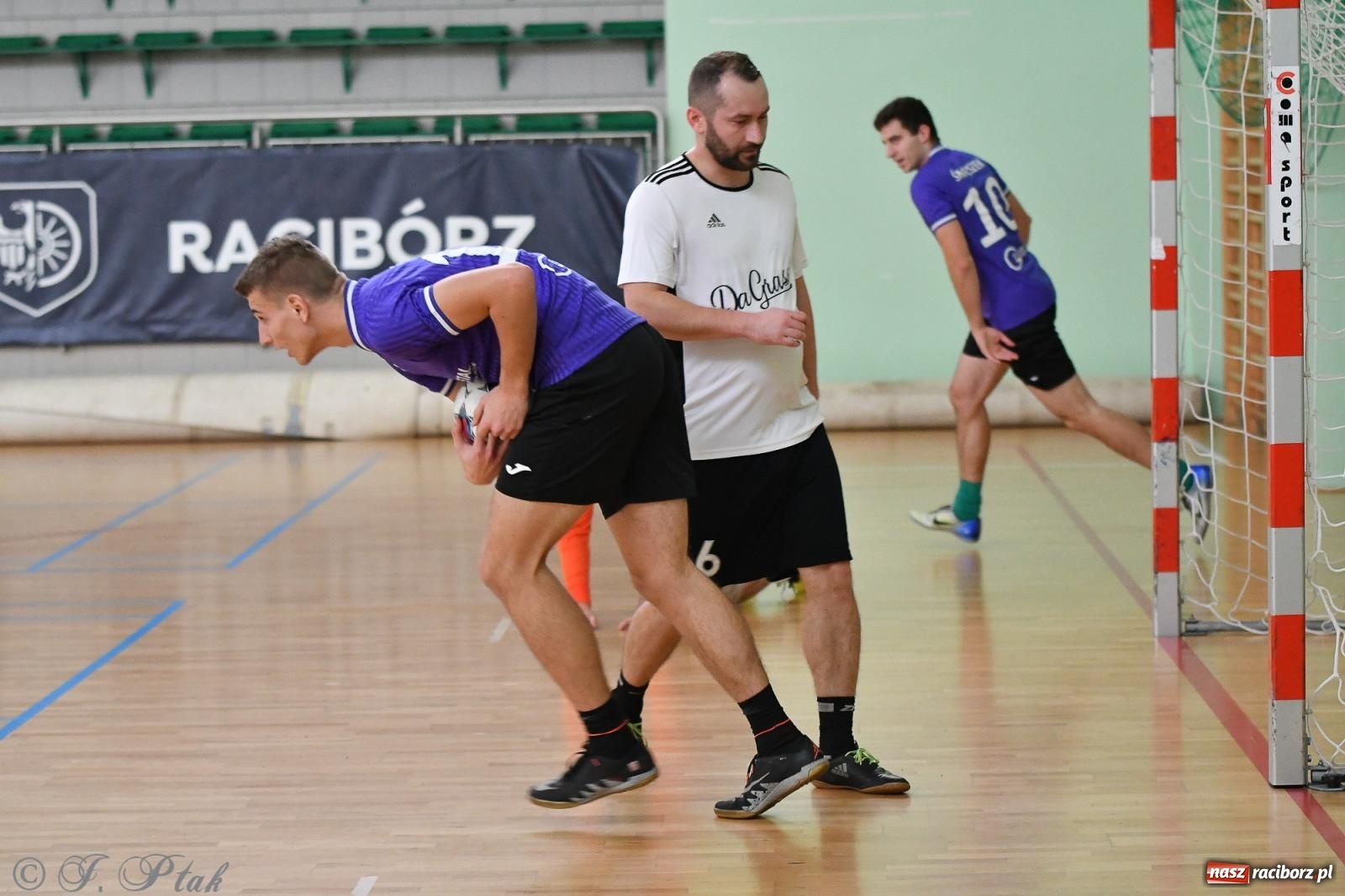 Zdjęcie w galerii na portalu naszraciborz.pl: Niedziela z futsalem [FOTO] wiadomości z regionu