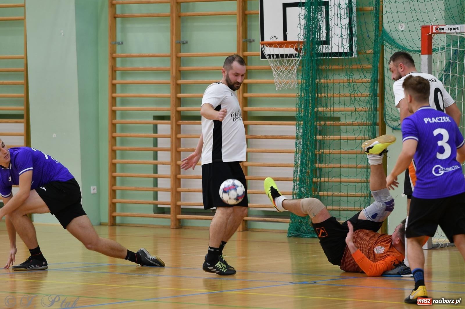 Zdjęcie w galerii na portalu naszraciborz.pl: Niedziela z futsalem [FOTO] wiadomości z regionu