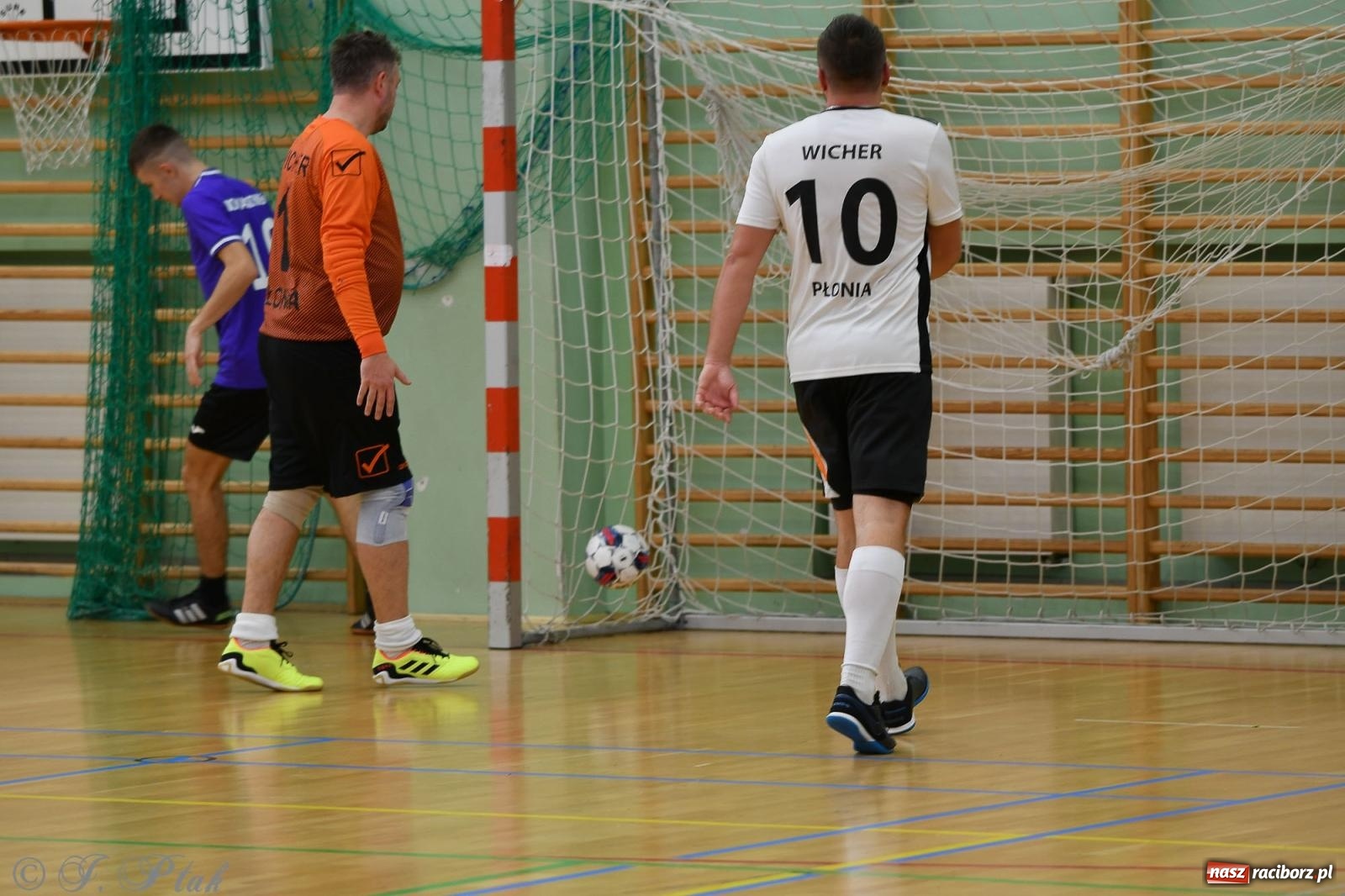 Zdjęcie w galerii na portalu naszraciborz.pl: Niedziela z futsalem [FOTO] wiadomości z regionu