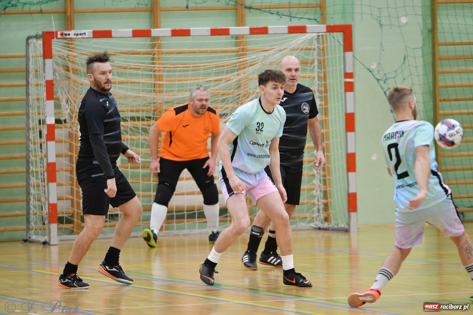 Zdjęcie w galerii na portalu naszraciborz.pl: Niedziela z futsalem [FOTO] wiadomości z regionu
