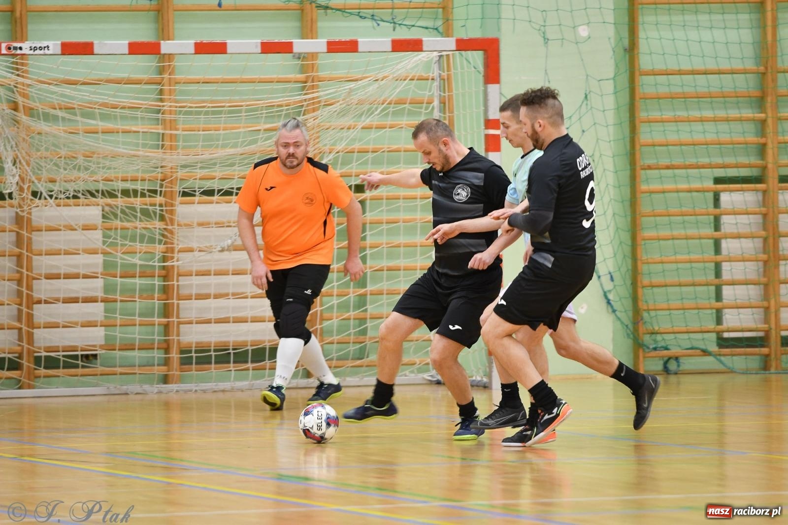 Zdjęcie w galerii na portalu naszraciborz.pl: Niedziela z futsalem [FOTO] wiadomości z regionu