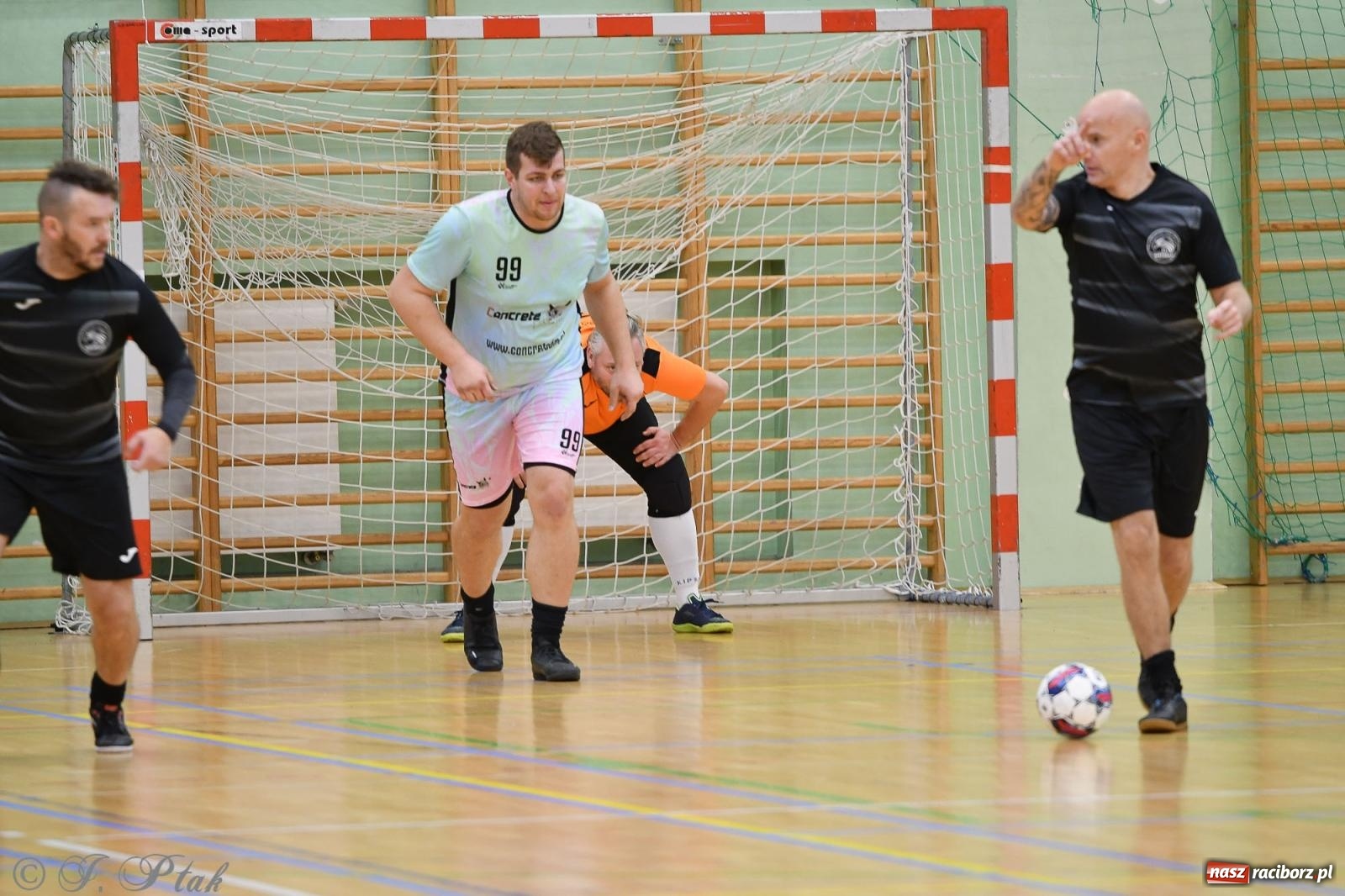 Zdjęcie w galerii na portalu naszraciborz.pl: Niedziela z futsalem [FOTO] wiadomości z regionu
