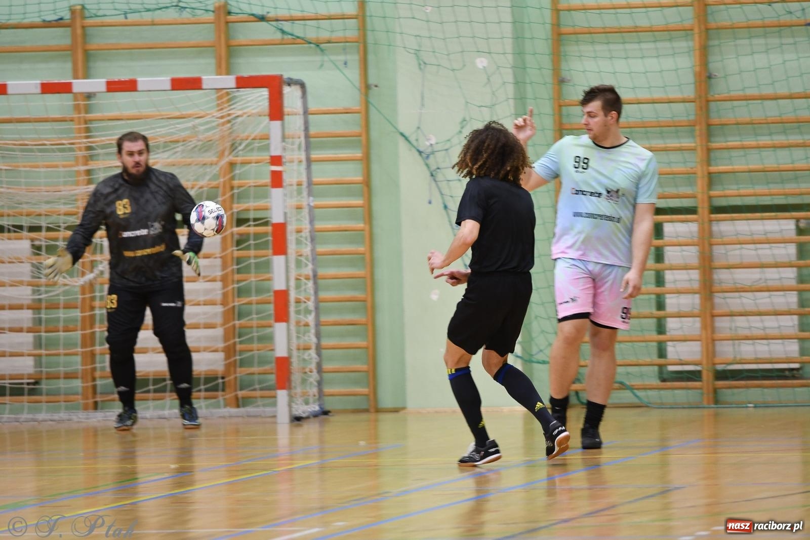 Zdjęcie w galerii na portalu naszraciborz.pl: Niedziela z futsalem [FOTO] wiadomości z regionu