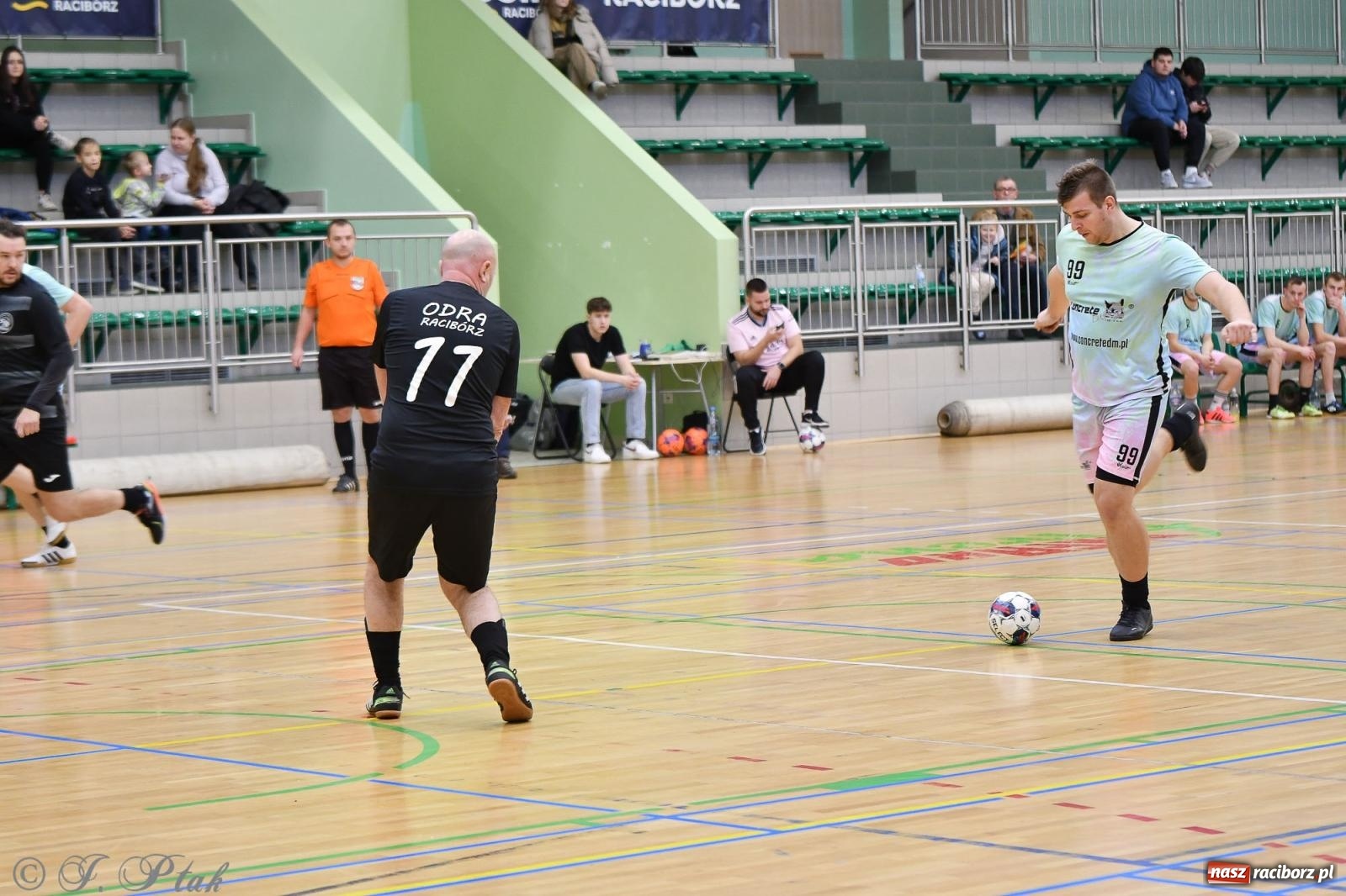 Zdjęcie w galerii na portalu naszraciborz.pl: Niedziela z futsalem [FOTO] wiadomości z regionu