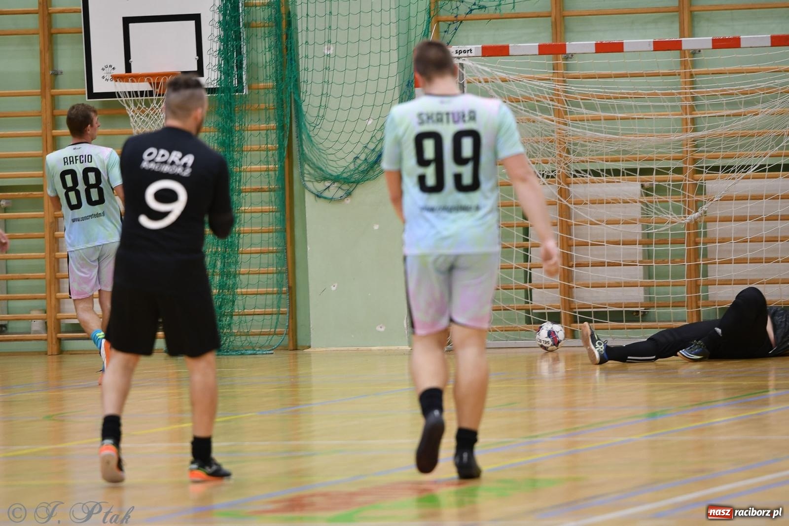 Zdjęcie w galerii na portalu naszraciborz.pl: Niedziela z futsalem [FOTO] wiadomości z regionu